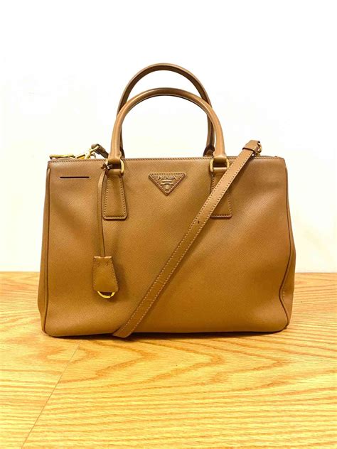 precio de una bolsa prada|bolsas Prada site oficial.